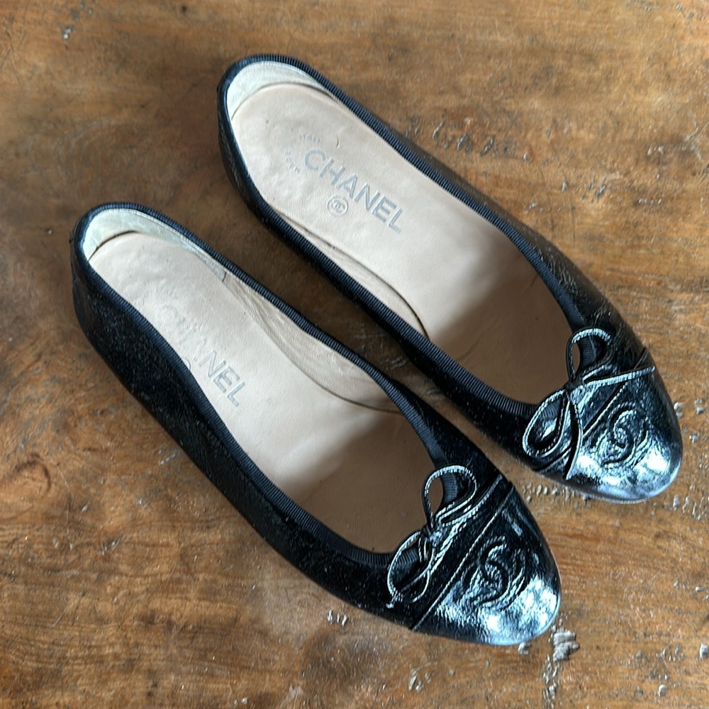 CHANEL Black Patent Leather Ballet Flats - Picture 2 of 12